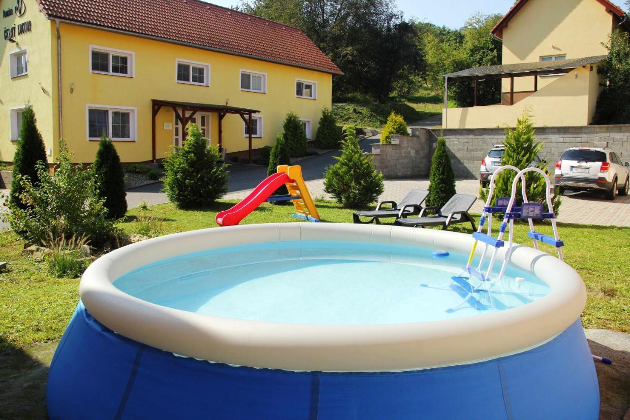 Cerny Kocour Apart Hotel Sarovy Exterior foto