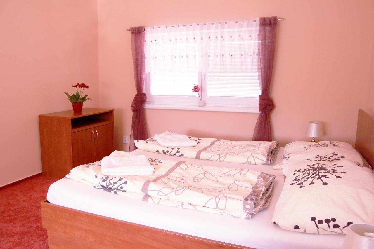 Cerny Kocour Apart Hotel Sarovy Exterior foto